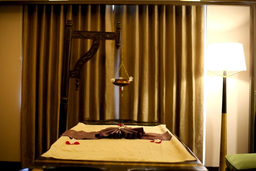 Radisson Blu Coimbatore Hotel Exterior photo A massage table