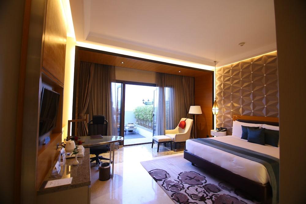 Radisson Blu Coimbatore Hotel Exterior photo A room at the hotel