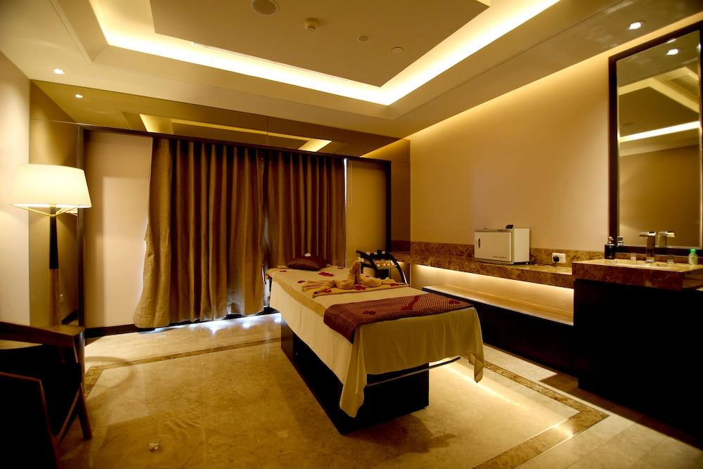 Radisson Blu Coimbatore Hotel Exterior photo A spa treatment room