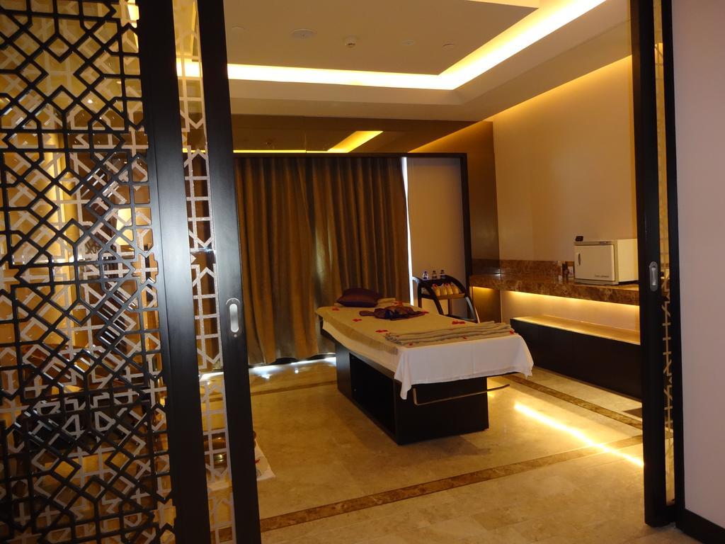 Radisson Blu Coimbatore Hotel Exterior photo A spa treatment room