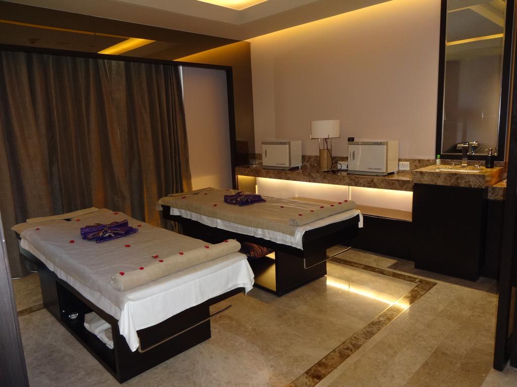 Radisson Blu Coimbatore Hotel Exterior photo A spa treatment room