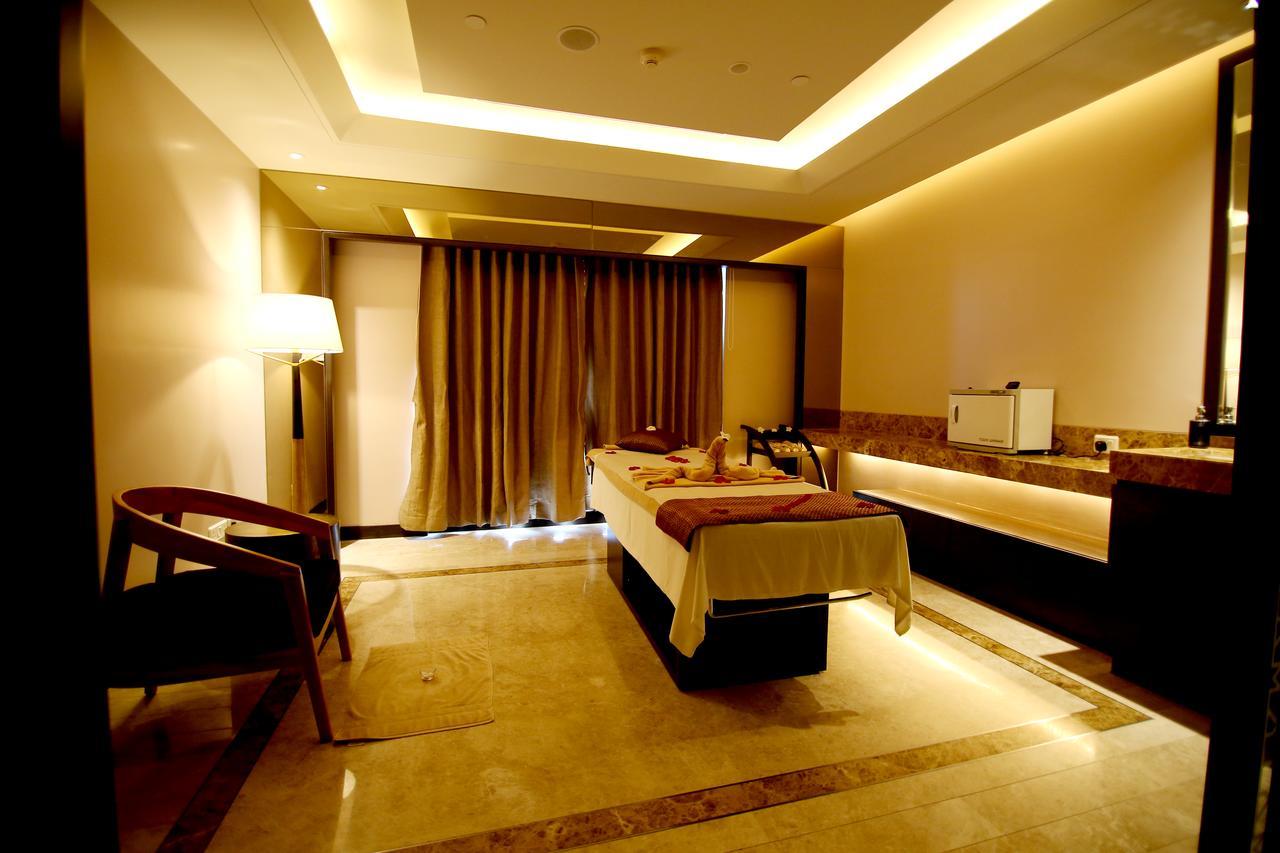 Radisson Blu Coimbatore Hotel Exterior photo A treatment room at the spa