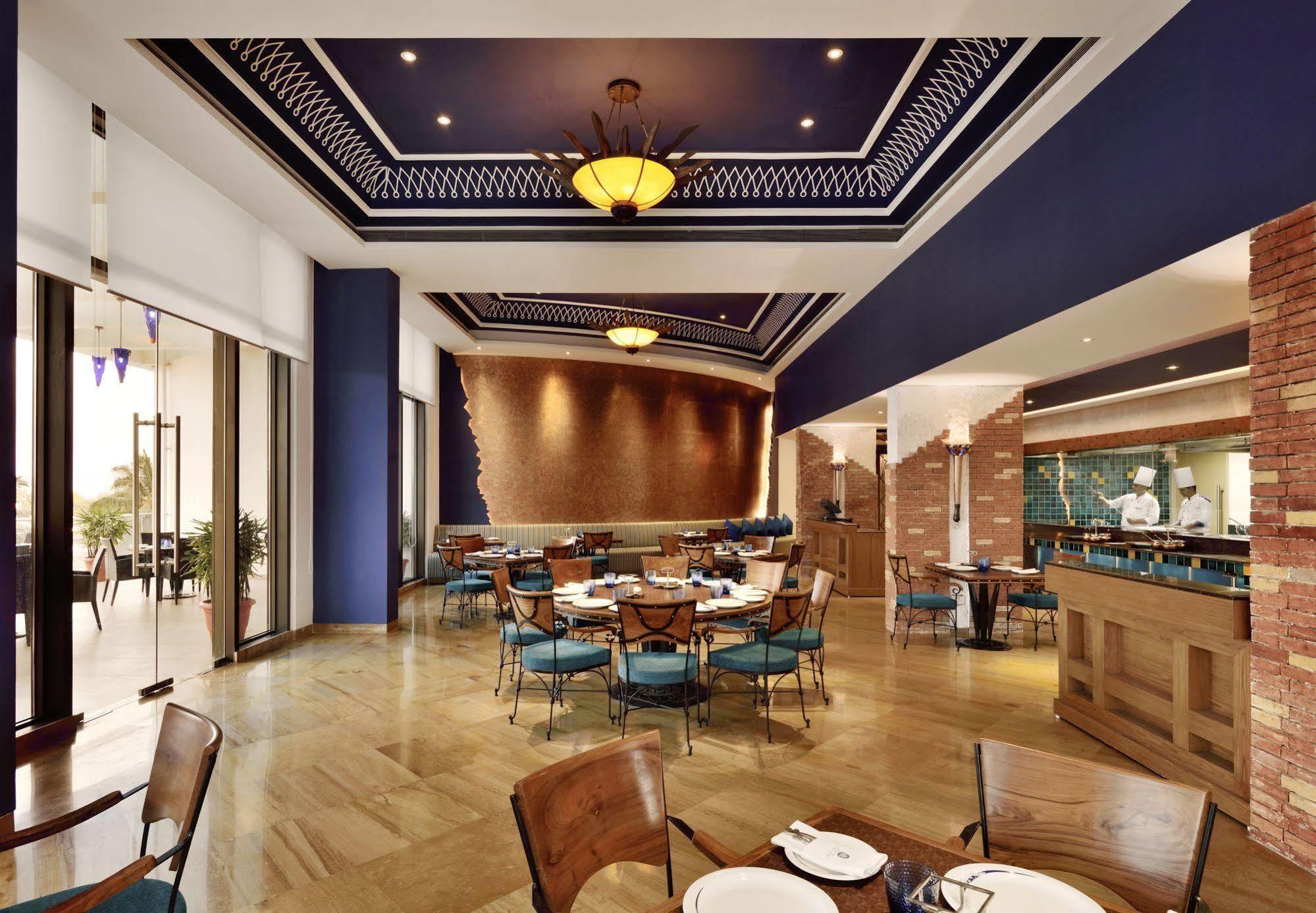 Radisson Blu Coimbatore Hotel Exterior photo The restaurant