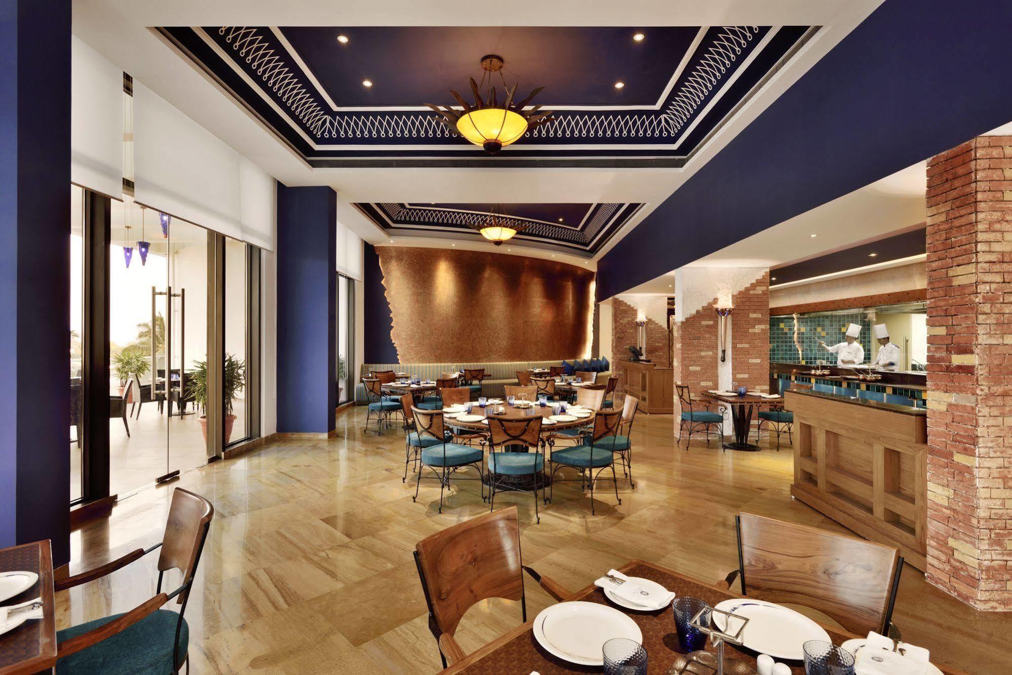 Radisson Blu Coimbatore Hotel Exterior photo The restaurant